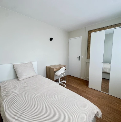 Furnished room in a shared apartment – Newly renovated 4-room apartment –