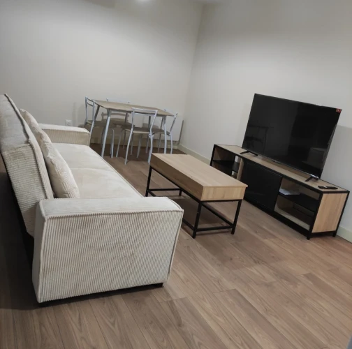Furnished room in a shared apartment – Newly renovated 4-room apartment –
