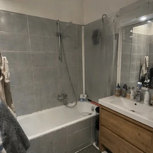 Chambre contre service à Paris 18 Château Rouge