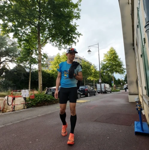 Un homme célibataire pratique un sport et occupe u