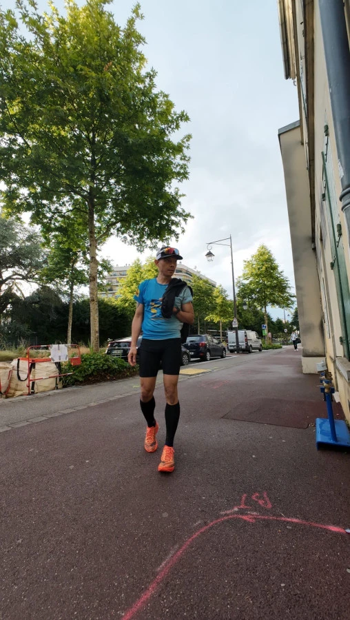 Un homme célibataire pratique un sport et occupe u