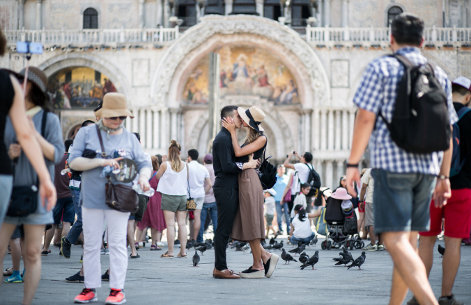 How many people live in flatshares in Paris?